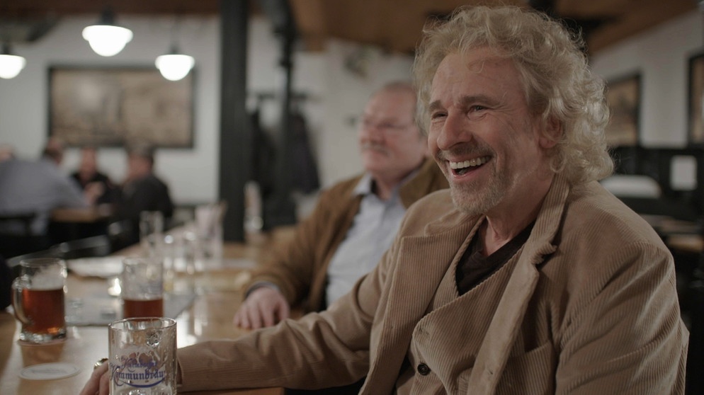 Nach einem langen Drehtag in Kulmbach gibt es Für Thomas Gottschalk zum Feierabend ein Bierchen mit alten Freunden. | Bild: BR/Tosca Media