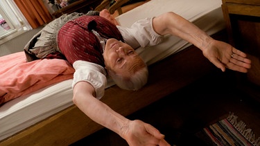 Dahoam is Dahoam: Uri streckt sich in ihrem Bett. | Bild: BR/Markus Walsch