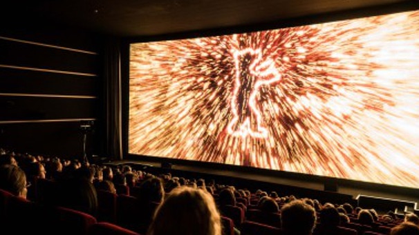 Auf der Berlinale - Symbolbild (Vollbesetzter Kinosaal, Berlinale-Bär auf der Leinwand) | Bild: Daniel Seiffert Berlinale2018 Auf der Berlinale - Symbolbild (Vollbesetzter Kinosaal, Berlinale-Bär auf der Leinwand) | Bild: Daniel Seiffert Berlinale2018