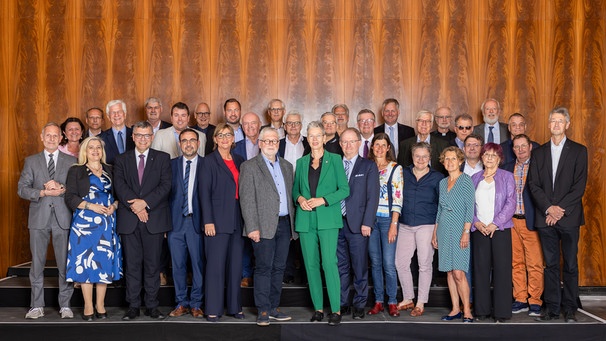 Gruppenfoto der Mitglieder des BR-Rundfunkrats zur Sitzung am 2. Mai 2024 | Bild: BR/Vera Johannsen Gruppenfoto der Mitglieder des BR-Rundfunkrats zur Sitzung am 2. Mai 2024 | Bild: BR/Vera Johannsen